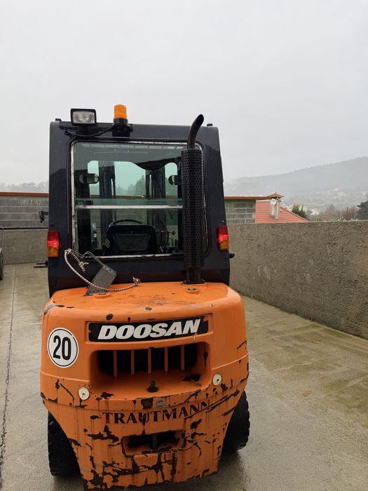 Empilhador Doosan cabinado 3 T
