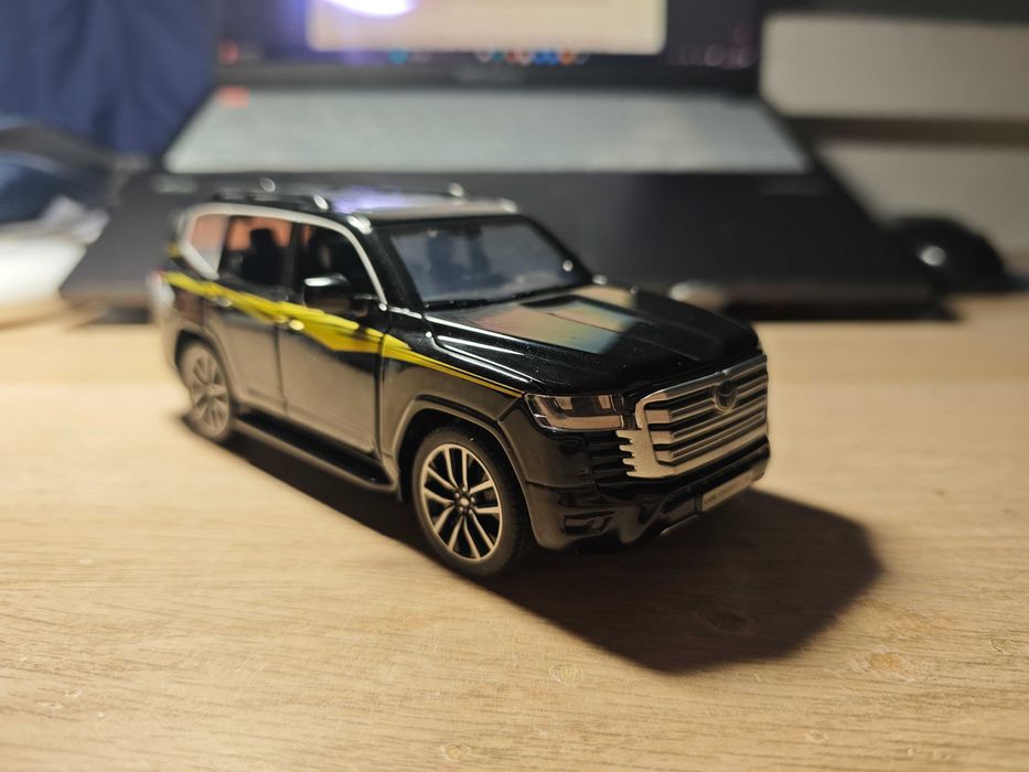 1/32 Miniatura Toyota Land Cruiser LC300