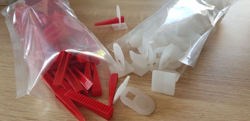 System poziomujacy płytki