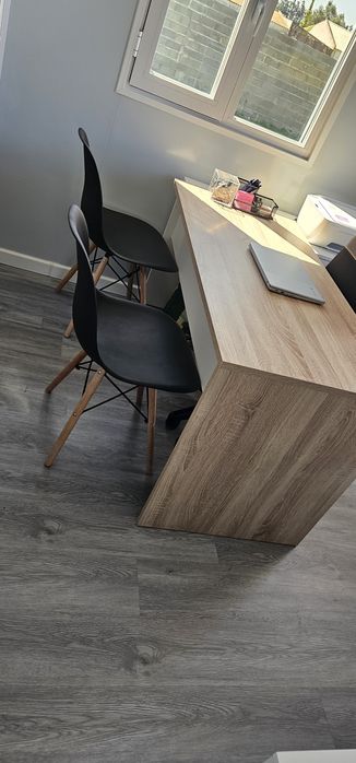 Secretária e duas cadeiras