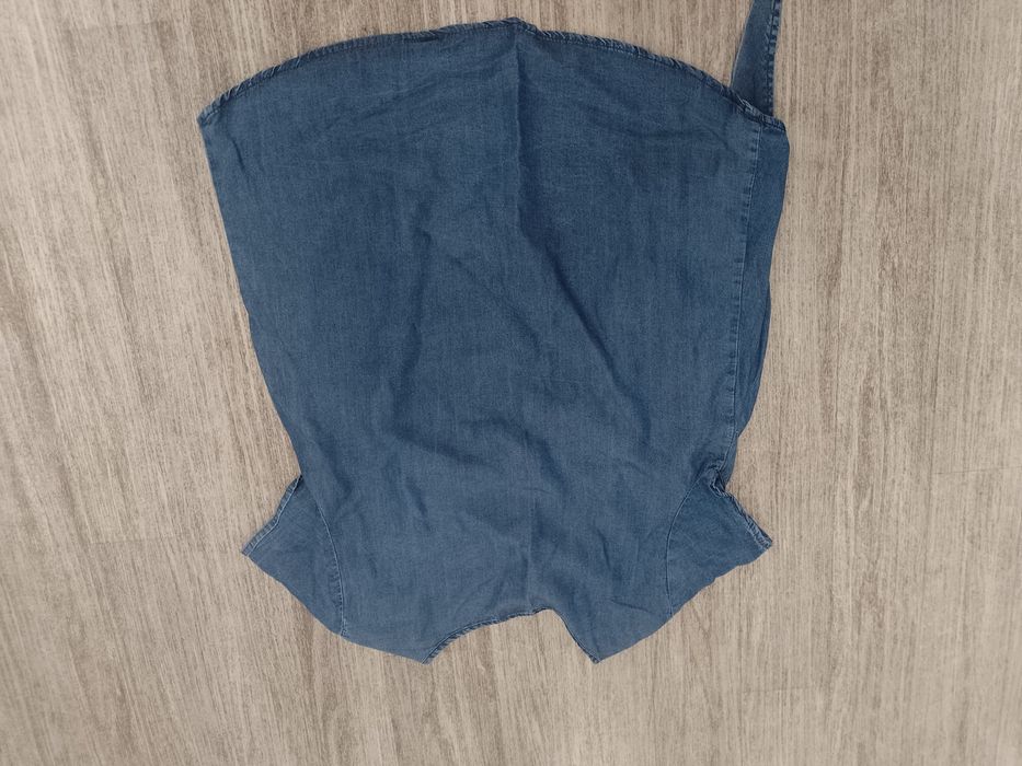 Sprzedam damską bluzkę jeansową rozmiar 40.