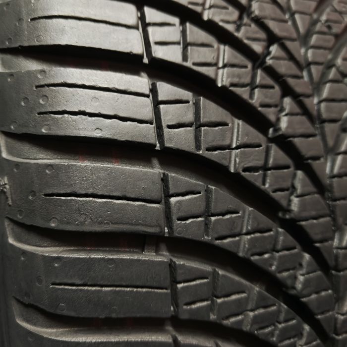 225/40/18 XL Sprzedam komplet opon całorocznych Goodyear