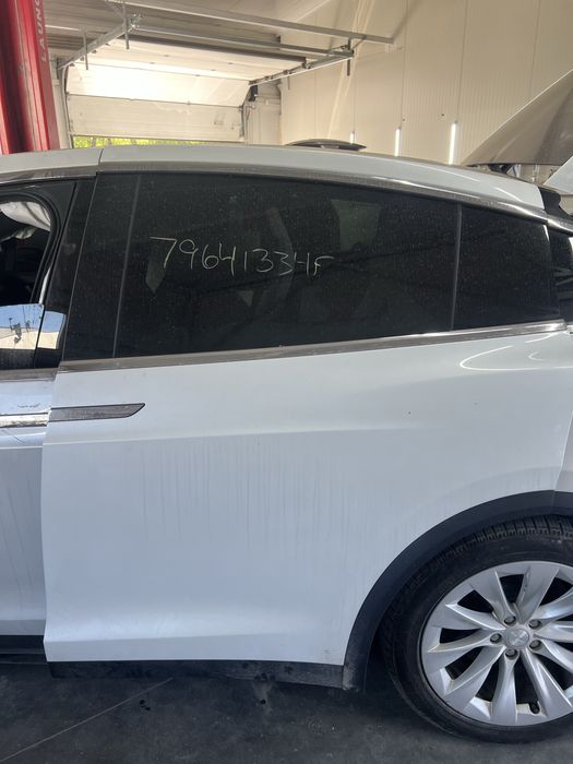 Двері білі Tesla model X 2019