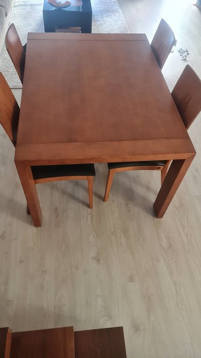 Mesa sala jantar com 4 cadeiras robusta e em bom estado