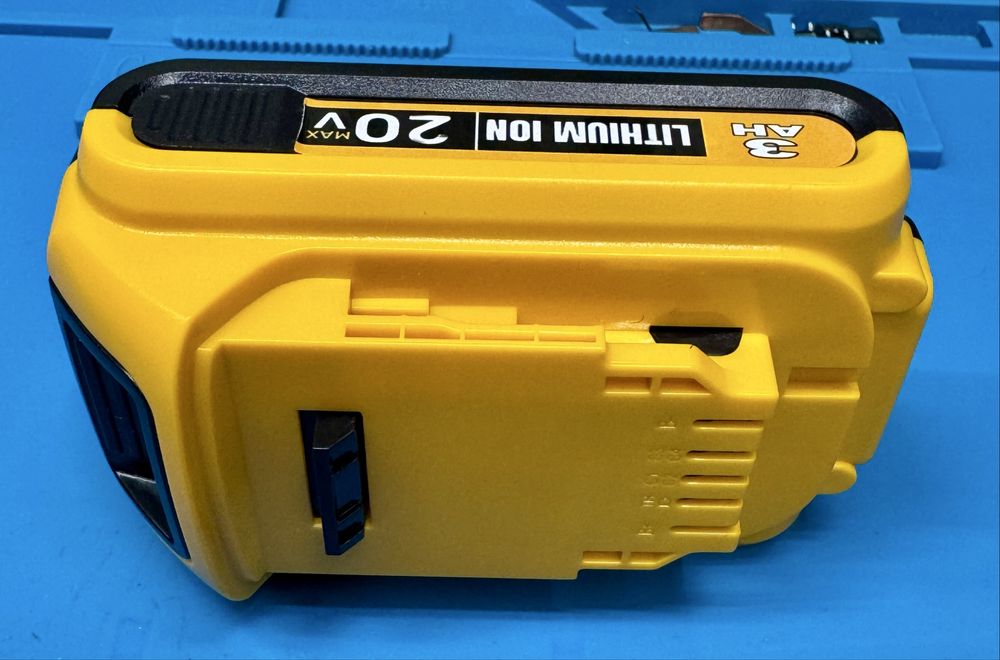 Аккумулятор Dewalt XR 20 вольт 8А DCB200