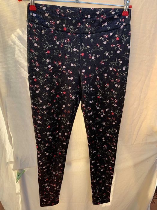 nowe granatowe w kwiatki, połyskujące leginsy C&A, M