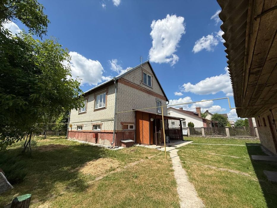 Добротний цегляний будинок 141 м² із земельною ділянкою 20 соток та великою теплицею. с. Звірів, 20 хвилин від Луцька