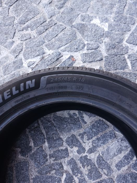 Vendo pneus semi-novos 245/45/18 Michelin