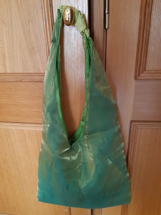 Vendo mala/ saco em cetim verde com missangas às cores