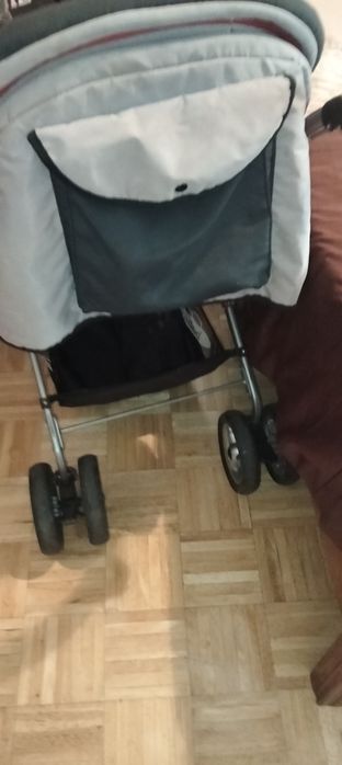 Carro de bebê com ovo