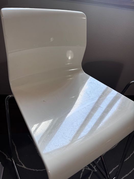 Conjunto de cozinha: Mesa + 2 Cadeira/Banco alto Glenn