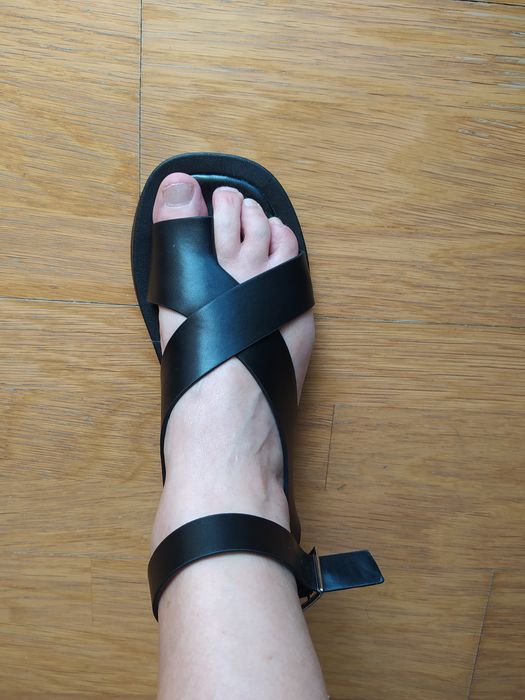 Sandálias pretas novas