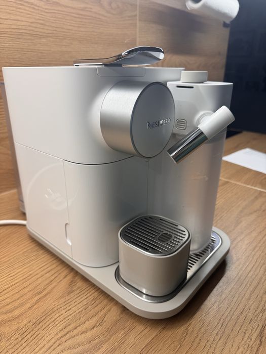 Ekspres na kapsułki DeLonghi Nespresso Gran Lattissima bialy
