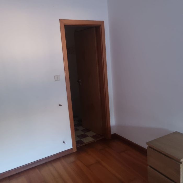 Aluga-se quarto espaçoso com casa de banho preivado-Entroncamento