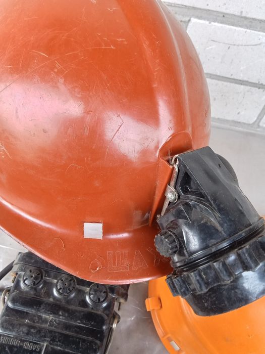 Каска и фонарь шахтёра новые
