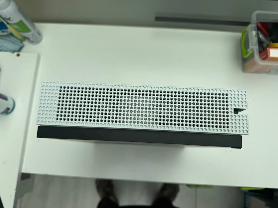 Xbox one s 1 tb + 2 игры