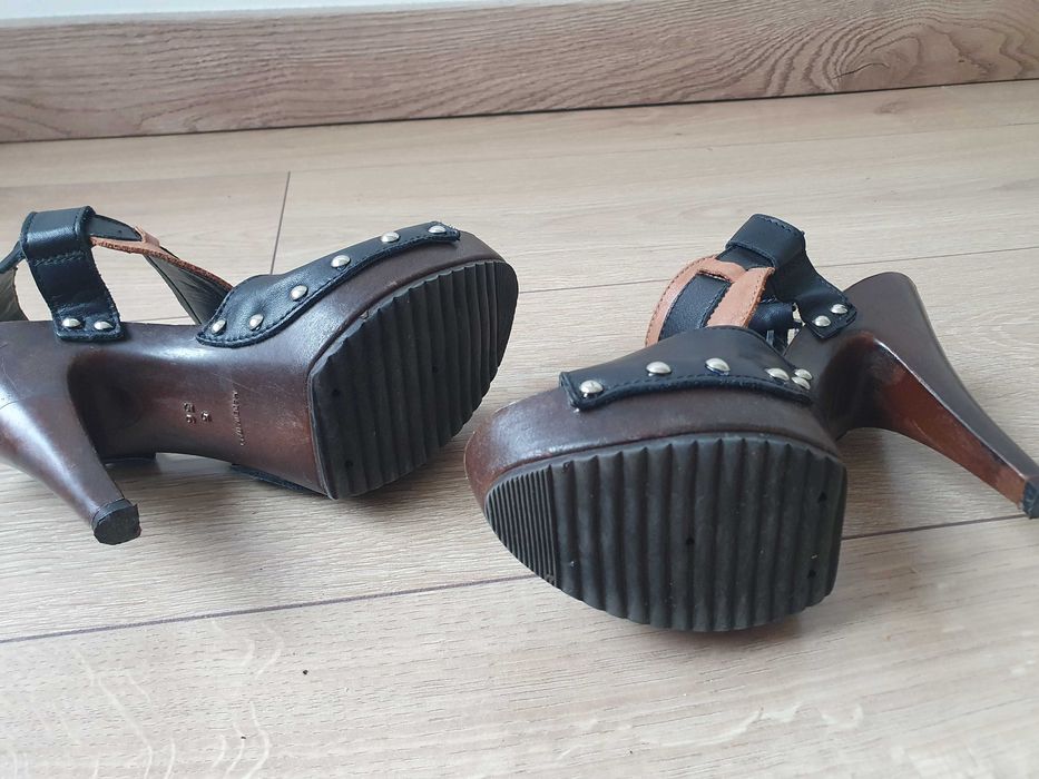 Drewniane buty na obcasie