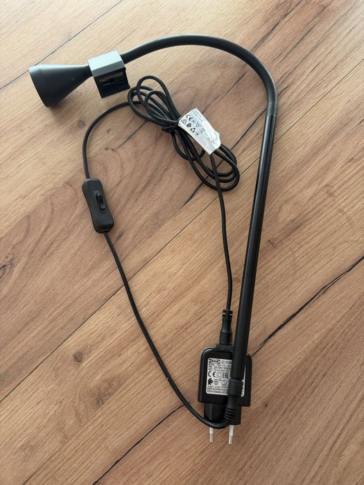 Lampka biurkowa IKEA HÅRTE LED – czarna