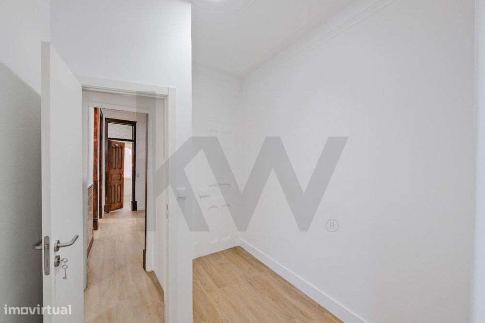 Apartamento T4 Remodelado com Terraço Privativo no Areeiro