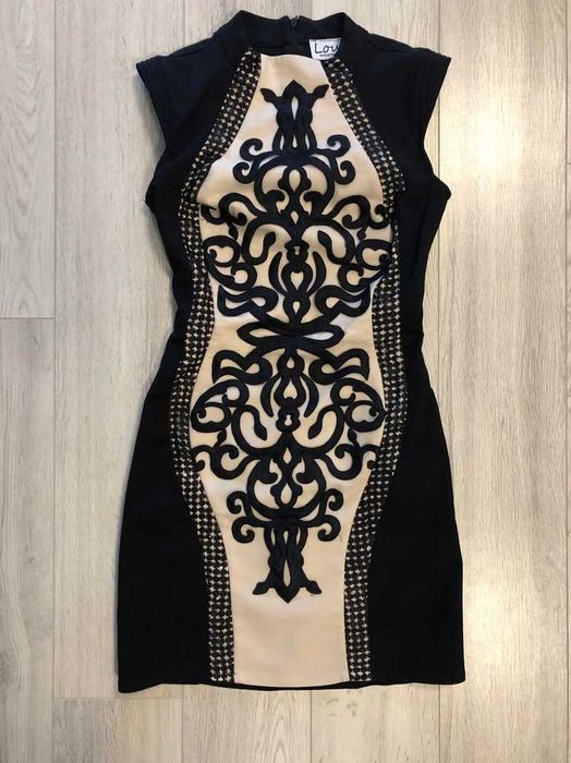Czarna sukienka z haftem LOU