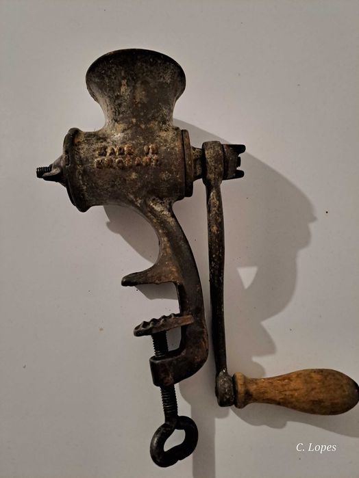 Triturador/picador de carne antigo