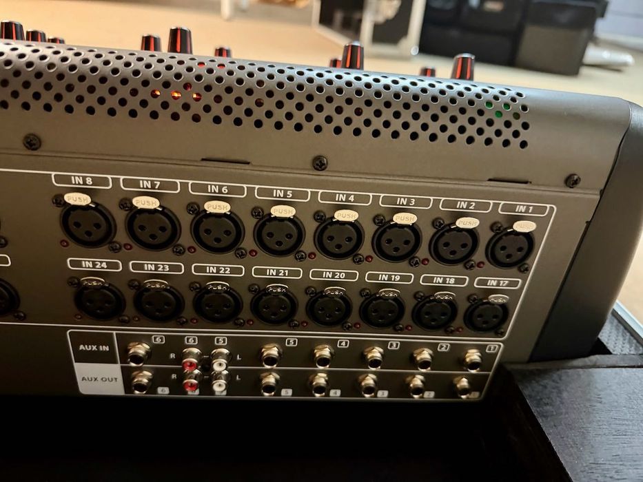 Behringer X32 + case
