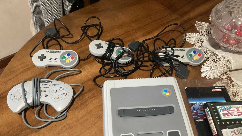 SNES (completa e 100% funcional) + 4 comandos + Jogos e acessórios