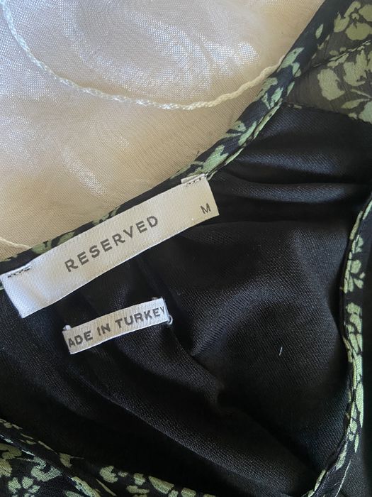 Sukienka czarna w kwiaty reserved M