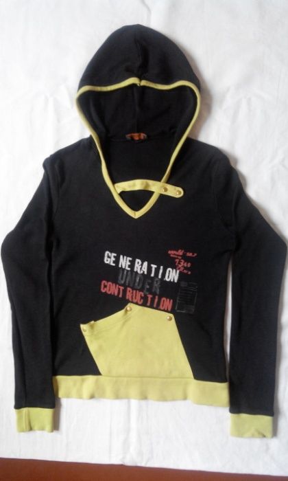 Трикотажная молодёжная кофта с капюшоном, худи, толстовка.