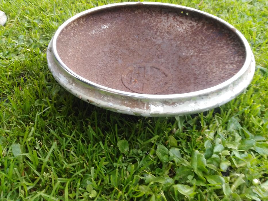 Stary metalowy kołpak WV