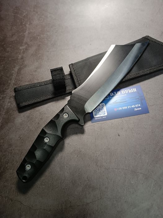 Тактический нож с клинком в стиле танто и чёрной рукояткой