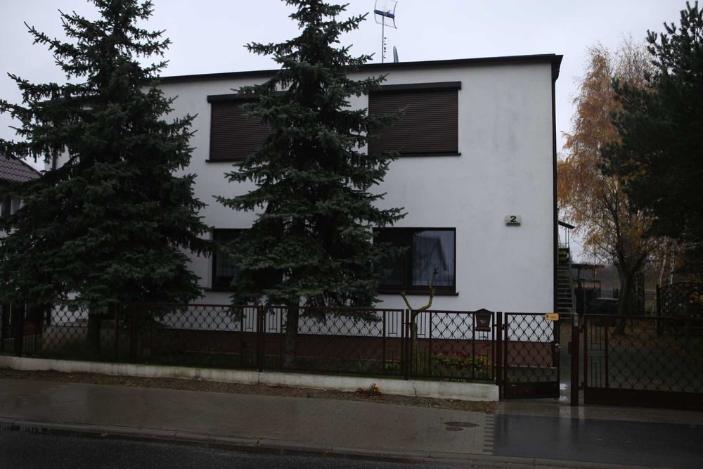 Połowa domu + garaż, ogródek  i dodatkowe mieszkanie