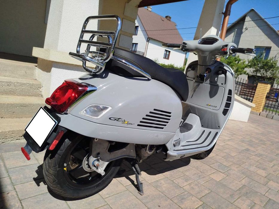 Piaggio Vespa GTS 300, rok 2020