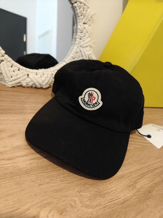 Czarna Czapka z Daszkiem – Wzór Moncler (Replika)