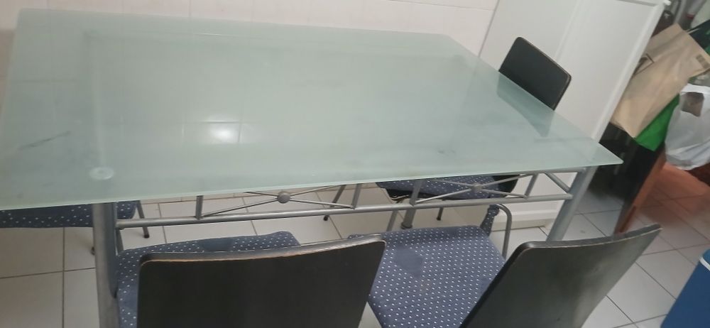 Mesa de vidro com 4 cadeiras