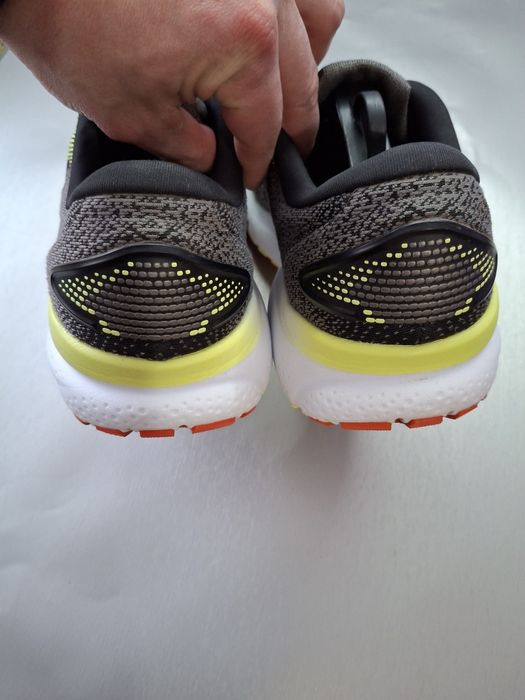 Кроссовки Brooks Ghost 16  Black Mandarin Red