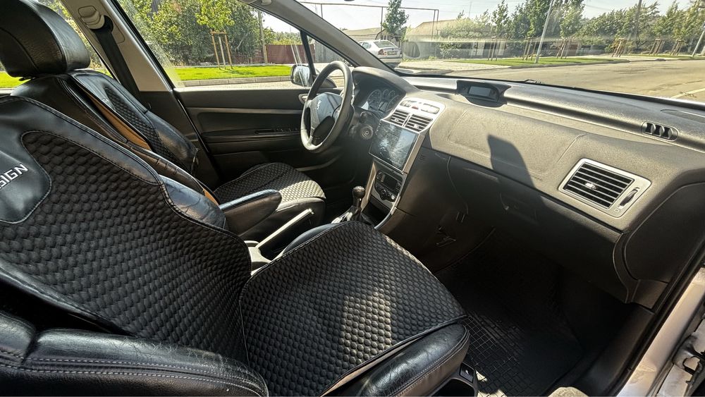 Автомобіль Pegeout 307
