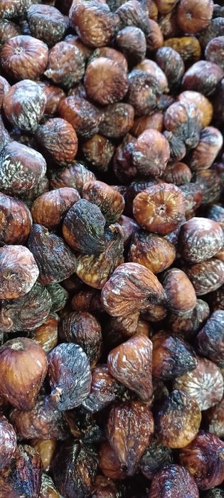 Frutos secos (amêndoa, avelã, noz) e figos.