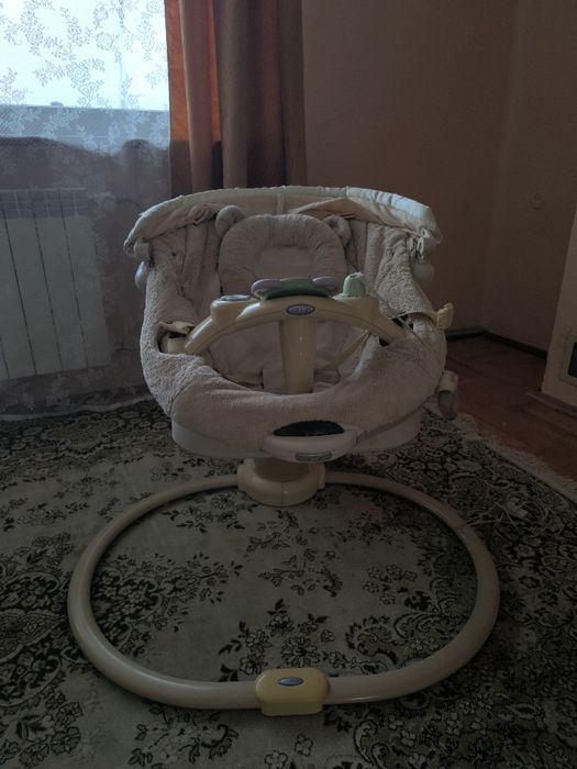 Заколисуючий центр Graco