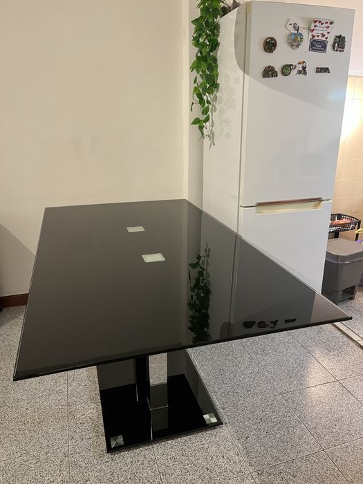 Mesa de vidro temperado, preta e prateado