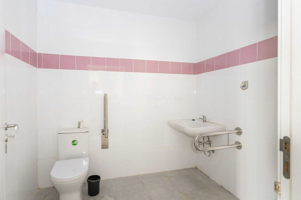 ALUGA-SE Espaco Comercial renovado 600 m2 open Space Massama