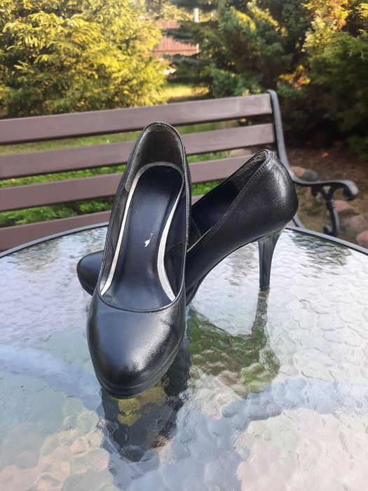 Czarne buty na obcasie