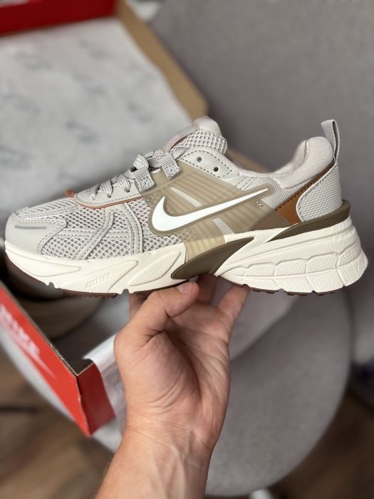 Nike V2K Runtekk Grey Brown трендові жіночі кросівки найк в2к рантек