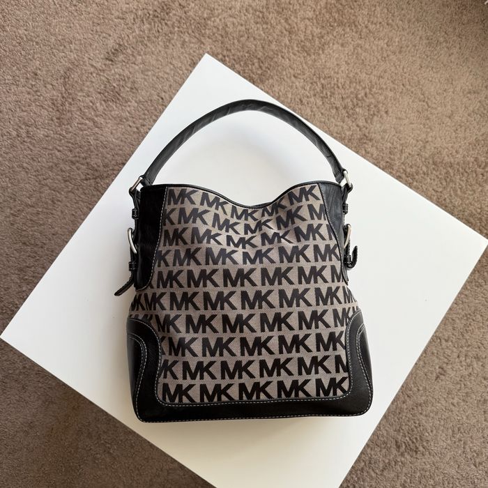 Сумка Michael Kors Signature Shoulder Bag coach