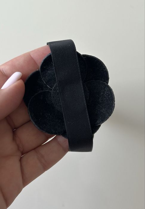 Роскошный чокер на шею с цветком усеянным камнями