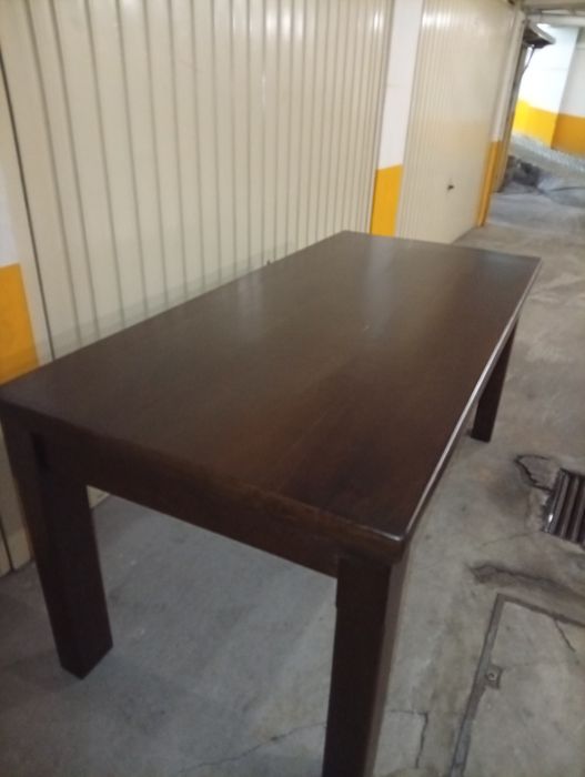 Mesa em madeira maciça