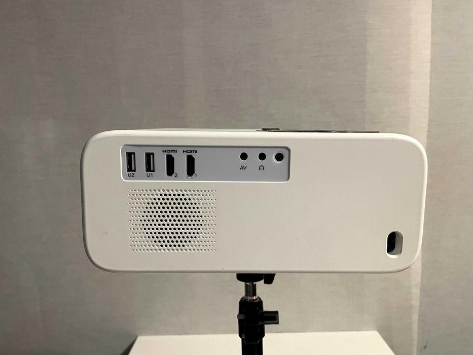 Projetor Full HD 1080p WiFi + Tripé + Ecrã 220x130 (Kit Completo)