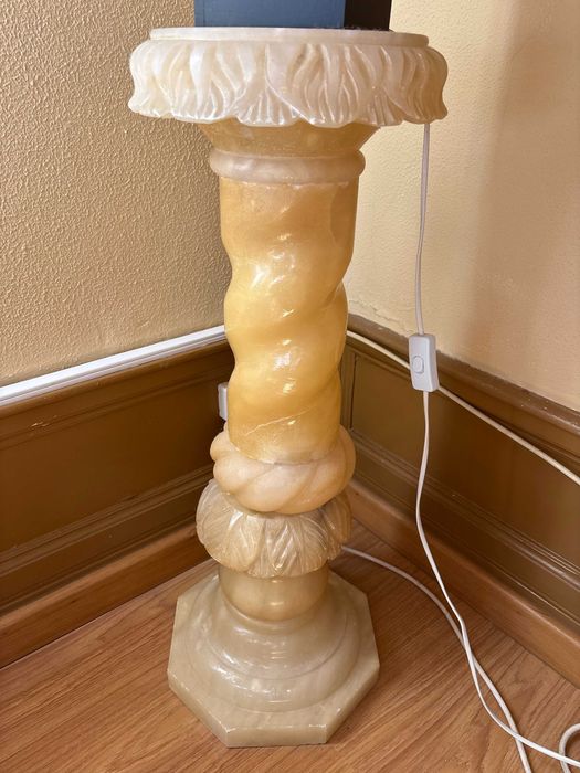 Coluna decorativa em alabastro