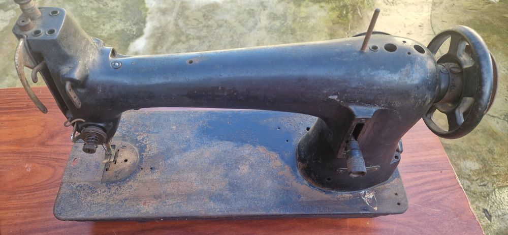 Máquina de costura antiga. Marca PFAFF.