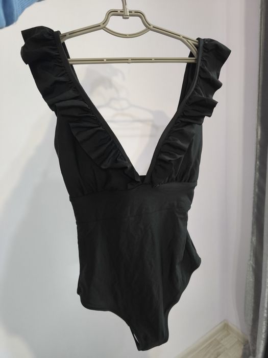 Купальник суцільний з рюшами чорний